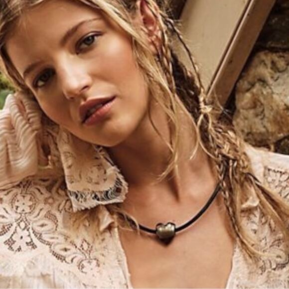 Free People Under the Sea Collar NWT Choker Glass Heart Pendant Bohemian Neutral - Picture 2 of 10